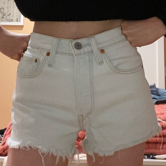 💥BUNDLE (2/$40, 3/$55)💥 LEVI’S 501 shorts high waisted - Picture 6 of 11